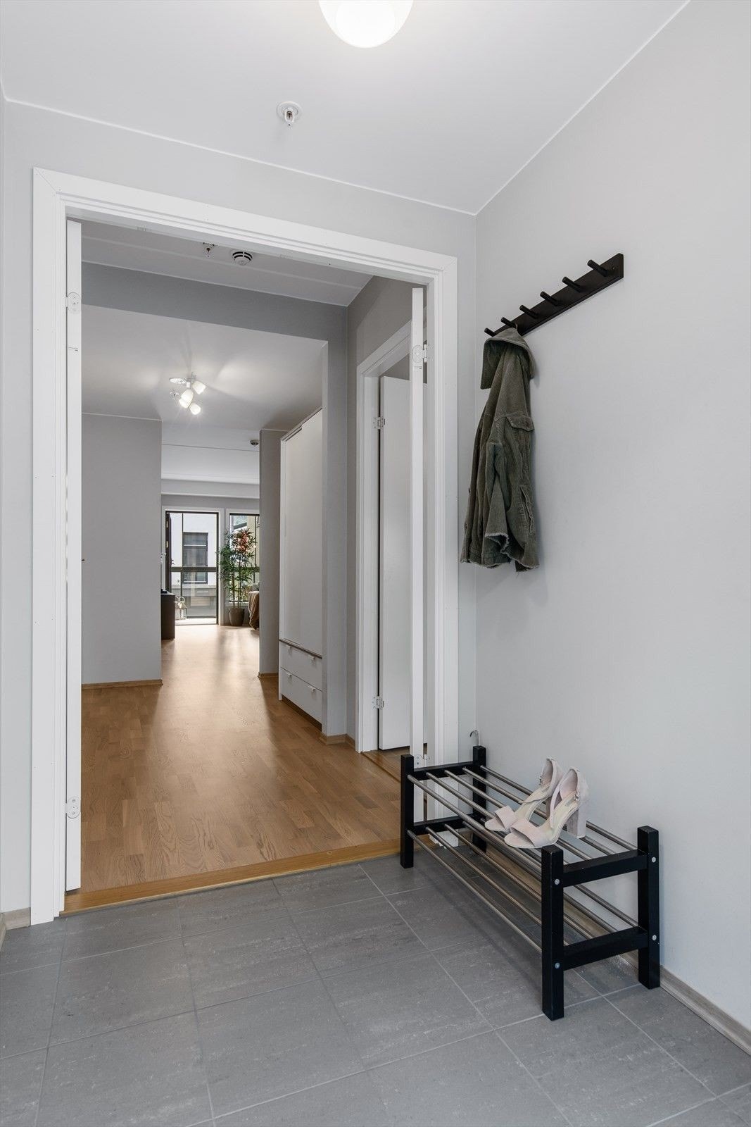 Her ønskes man velkommen in i en lys og innbydende entré. Det er fin plass til å hensette yttertøy og sko i entréen. Galleribilde