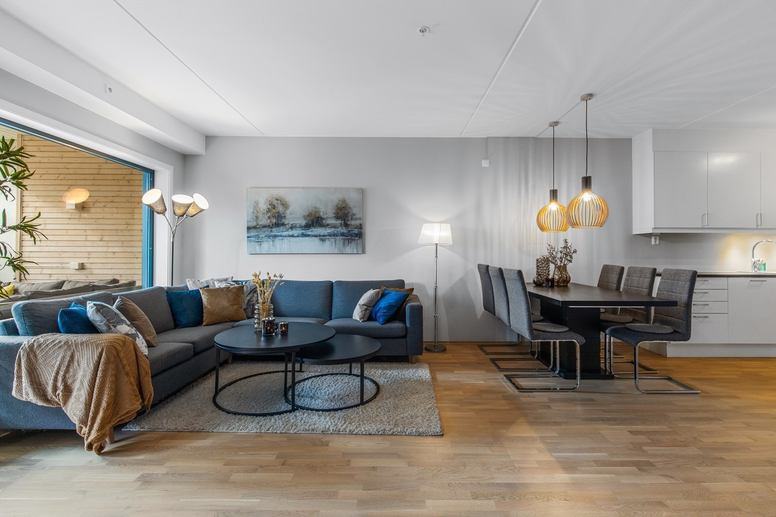 Her er det fin plass til både sofa‑ og spiseplass. Galleribilde