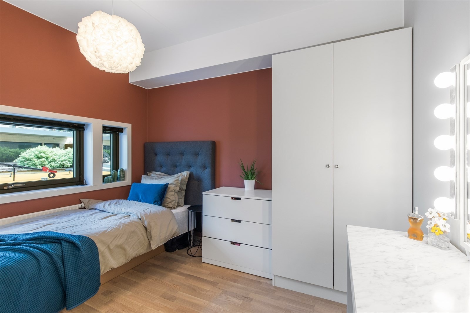 Soverom 2 har god størrelse med garderobe og fin plass til seng og oppbevaringsmøblement. Galleribilde