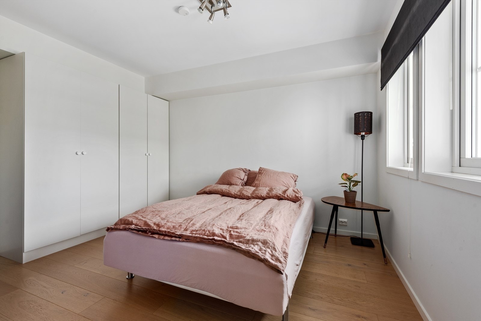 Stort soverom med god skapplass Galleribilde