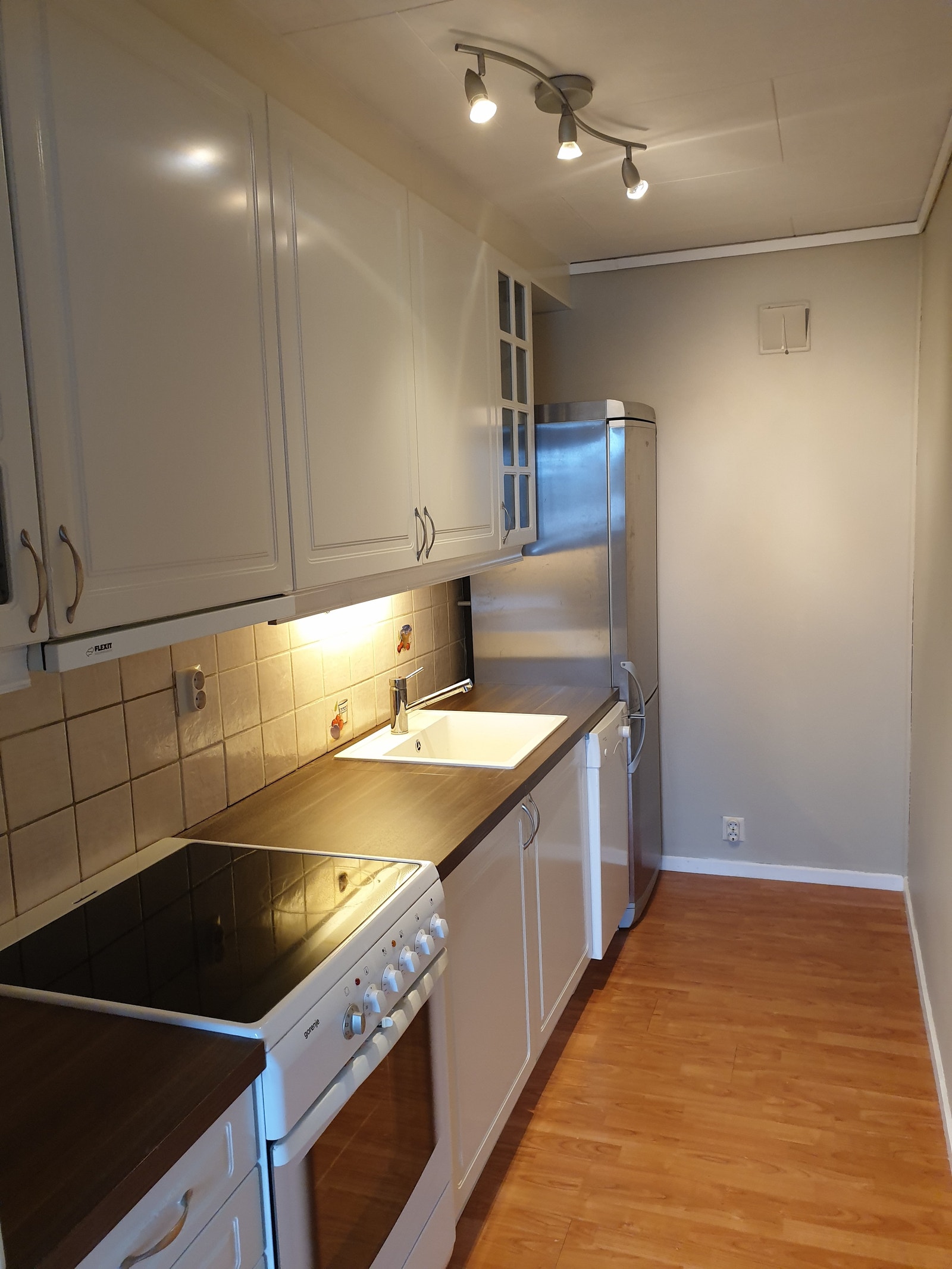 Kjøkken med alle hvitevarer Galleribilde