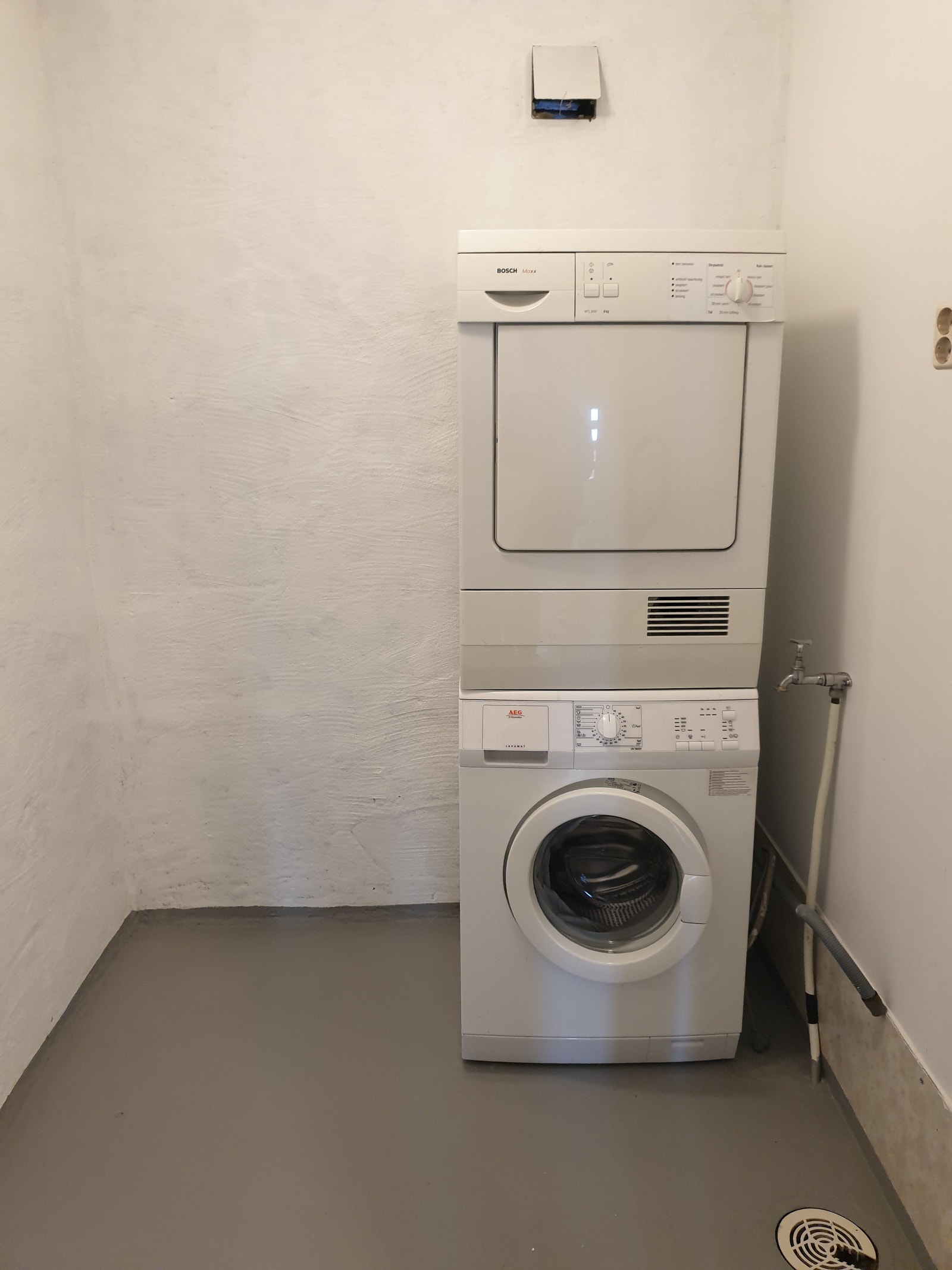 Vaskerom/bod med god plass til å lagre ting Galleribilde