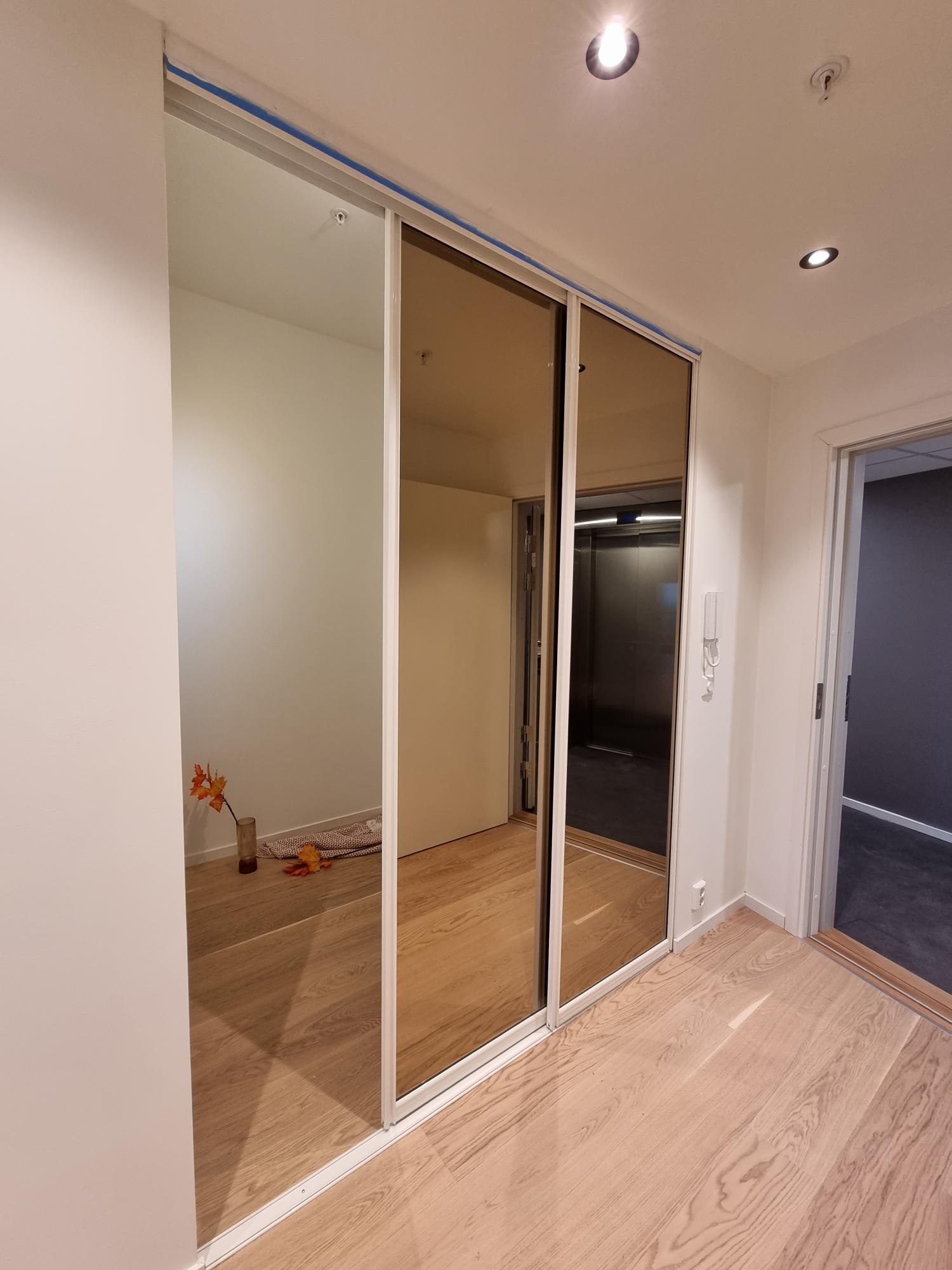 Skyvedører til sovealkoven med helfigurspeil. Galleribilde