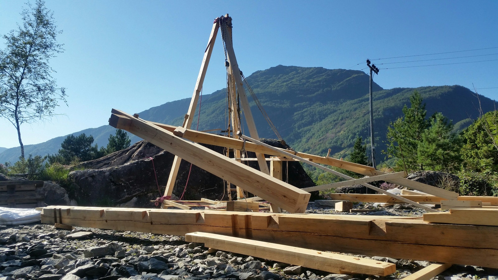 Oppføring av grindbygg sommeren 2020. Bruviknipa i bakgrunnen. (Høyspentledning tas ned senest v oppstart hus 12) Galleribilde