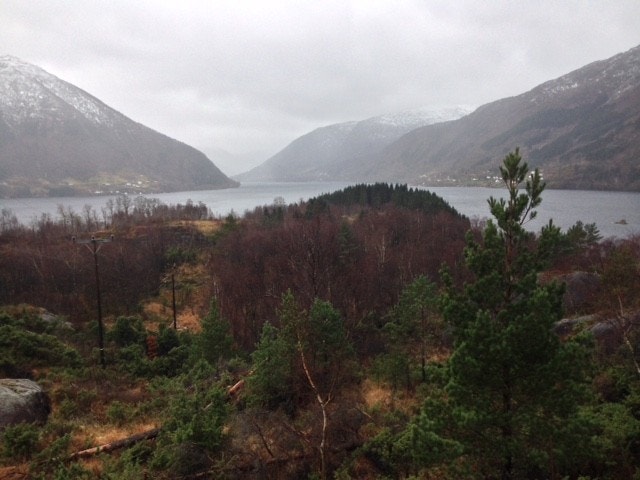 Utsikt mot sørvest fra lansbytomten. Høst. Galleribilde