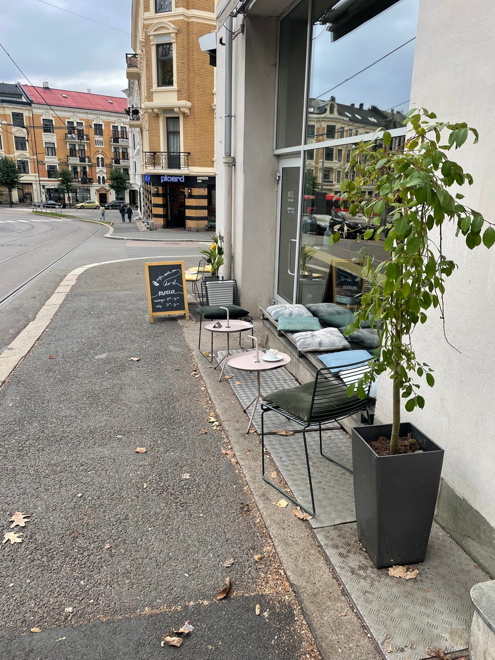 There are plenty of restaurants and cafes in the area Galleribilde