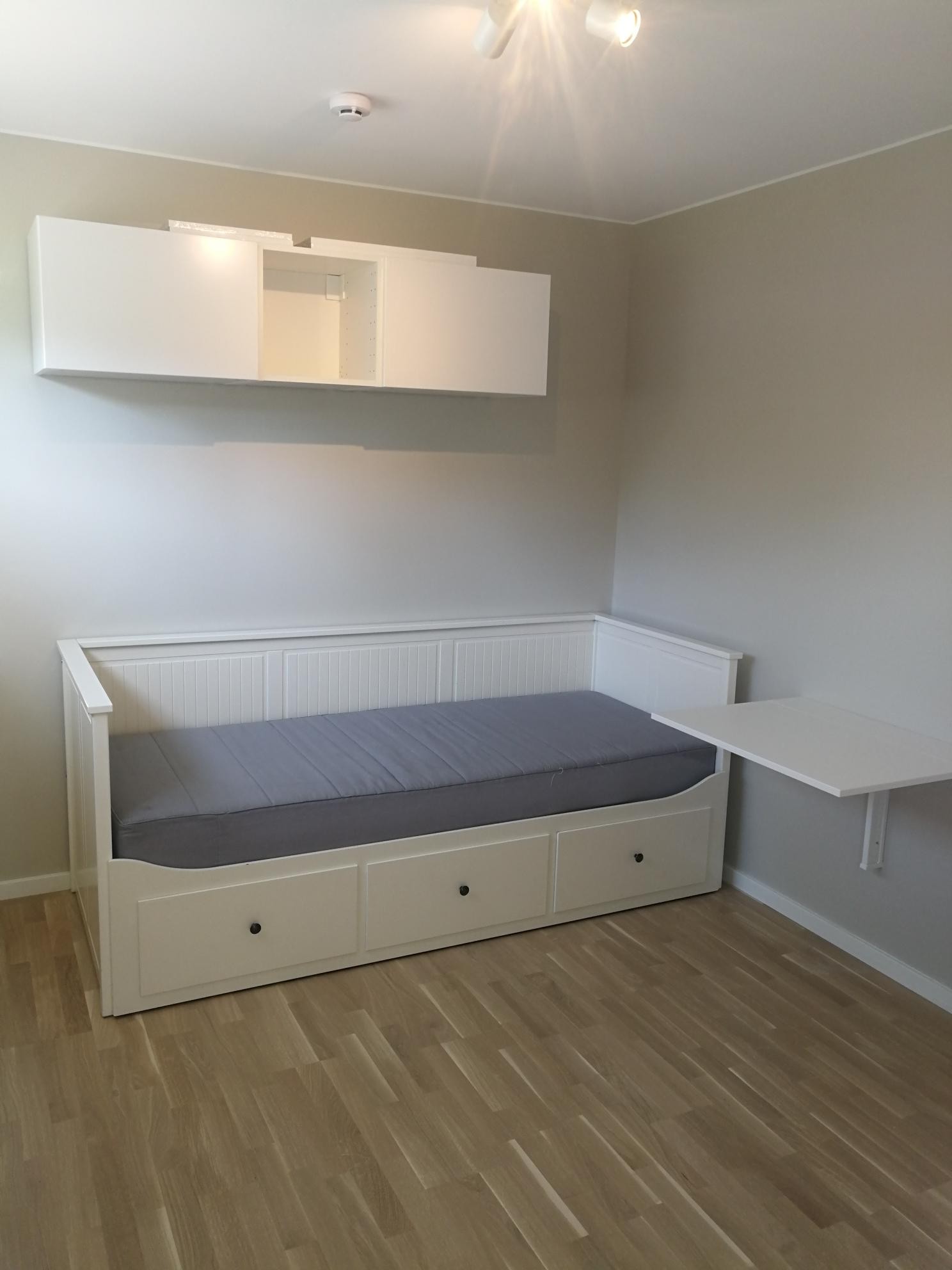 Et lite bord på veggen som kan klappes opp og ned. Galleribilde