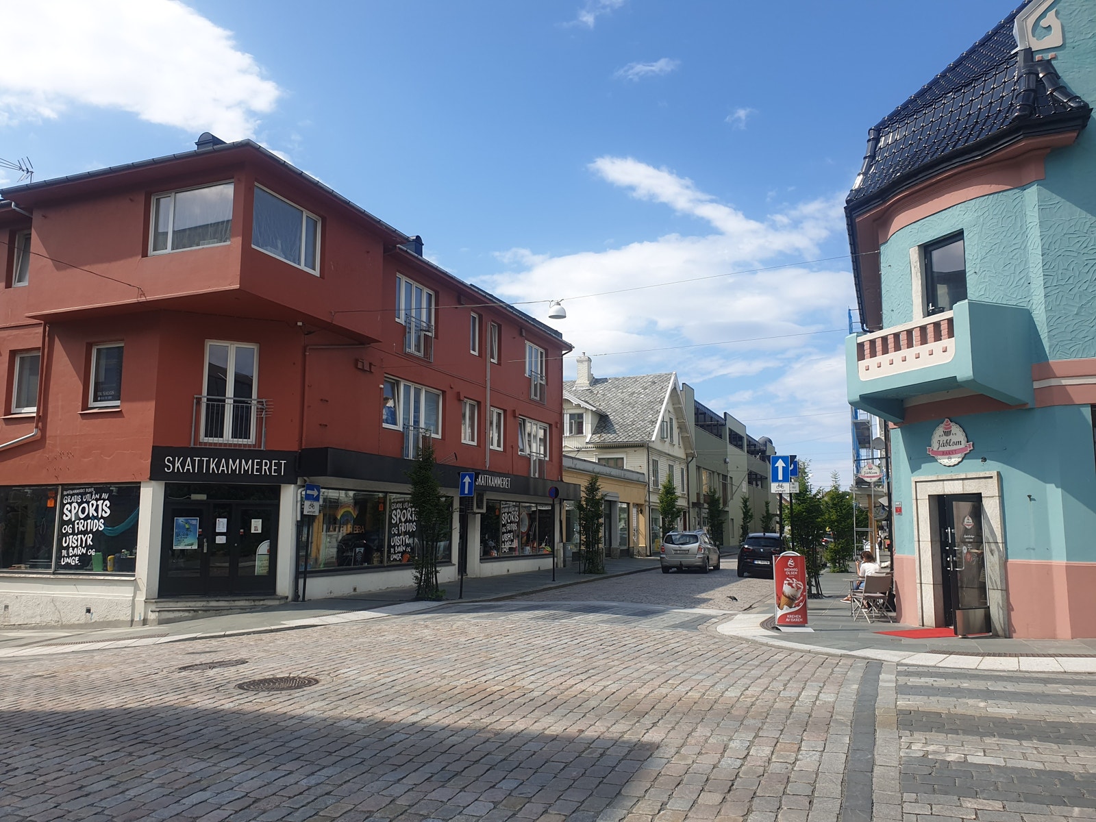 Leiligheten ligger i enden av 2.ettasje i det røde huset.
Koselig gate som er betydelig oppgradert. Galleribilde