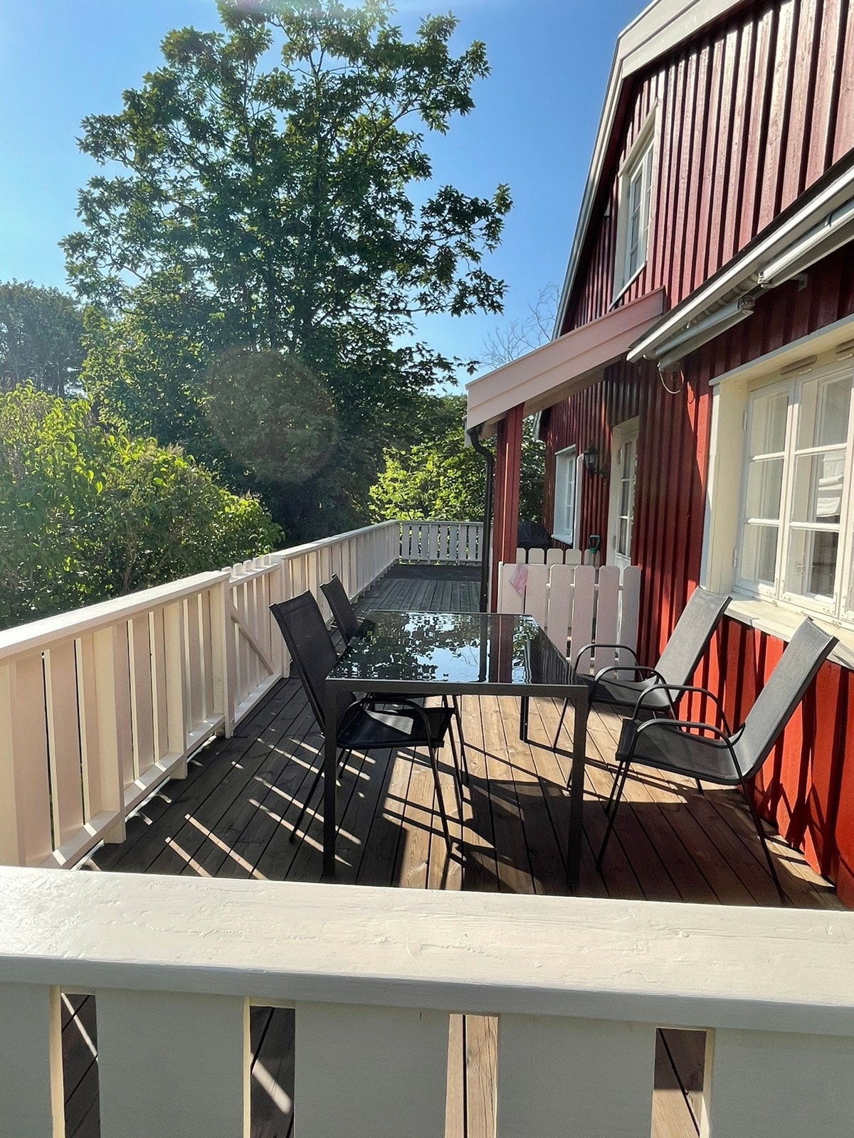Stor veranda med sol hele dagen Galleribilde