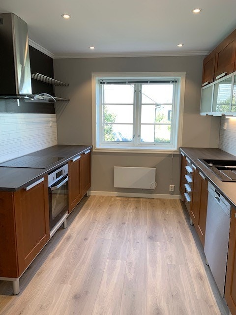 Kjøkken, 9 m2. m Integrert komfyr/platetopp og oppvaskmaskin Galleribilde