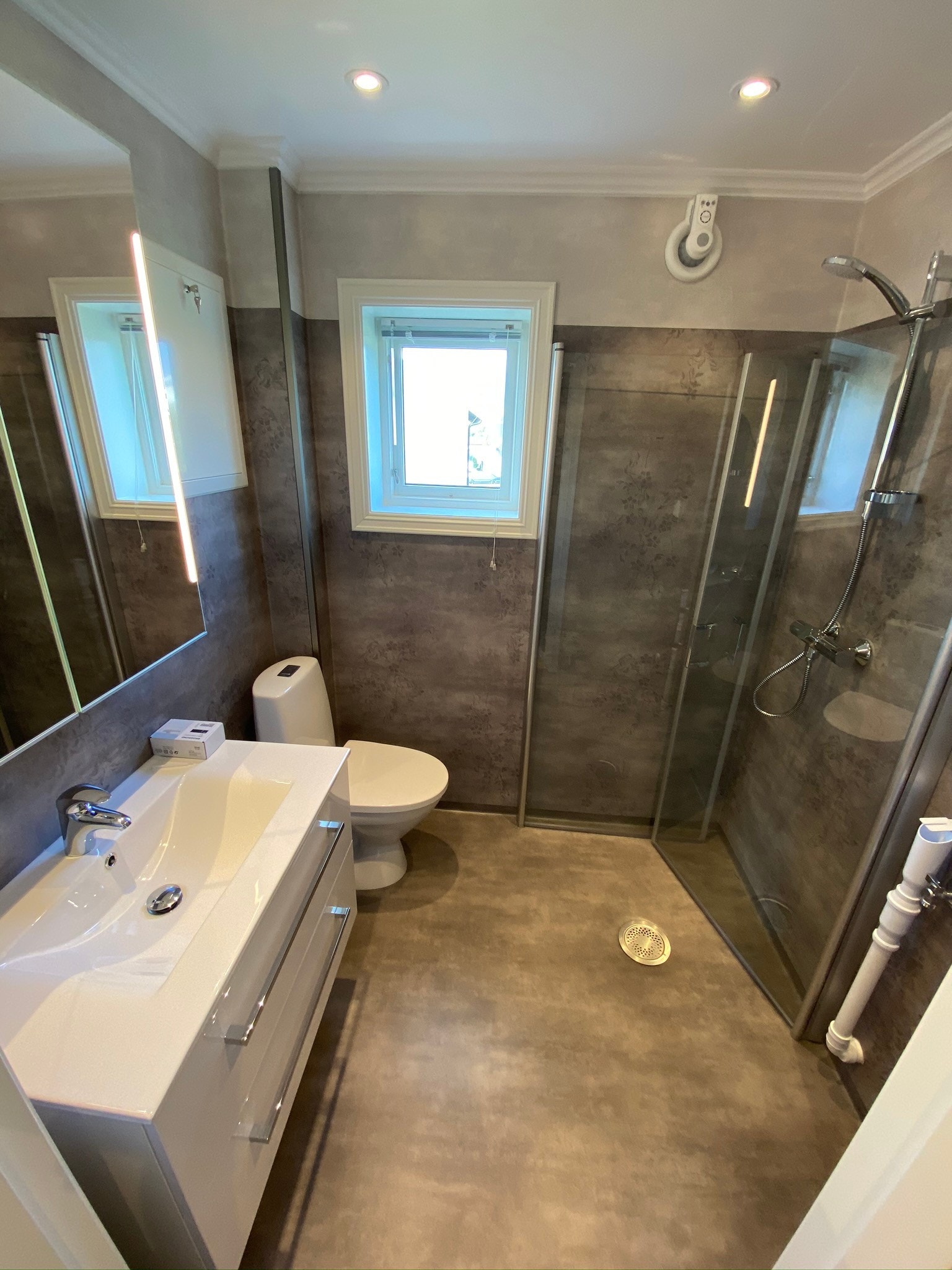 Bad, 4 m2, innfellbare dusjdører inkl. opplegg til vaskemaskin Galleribilde