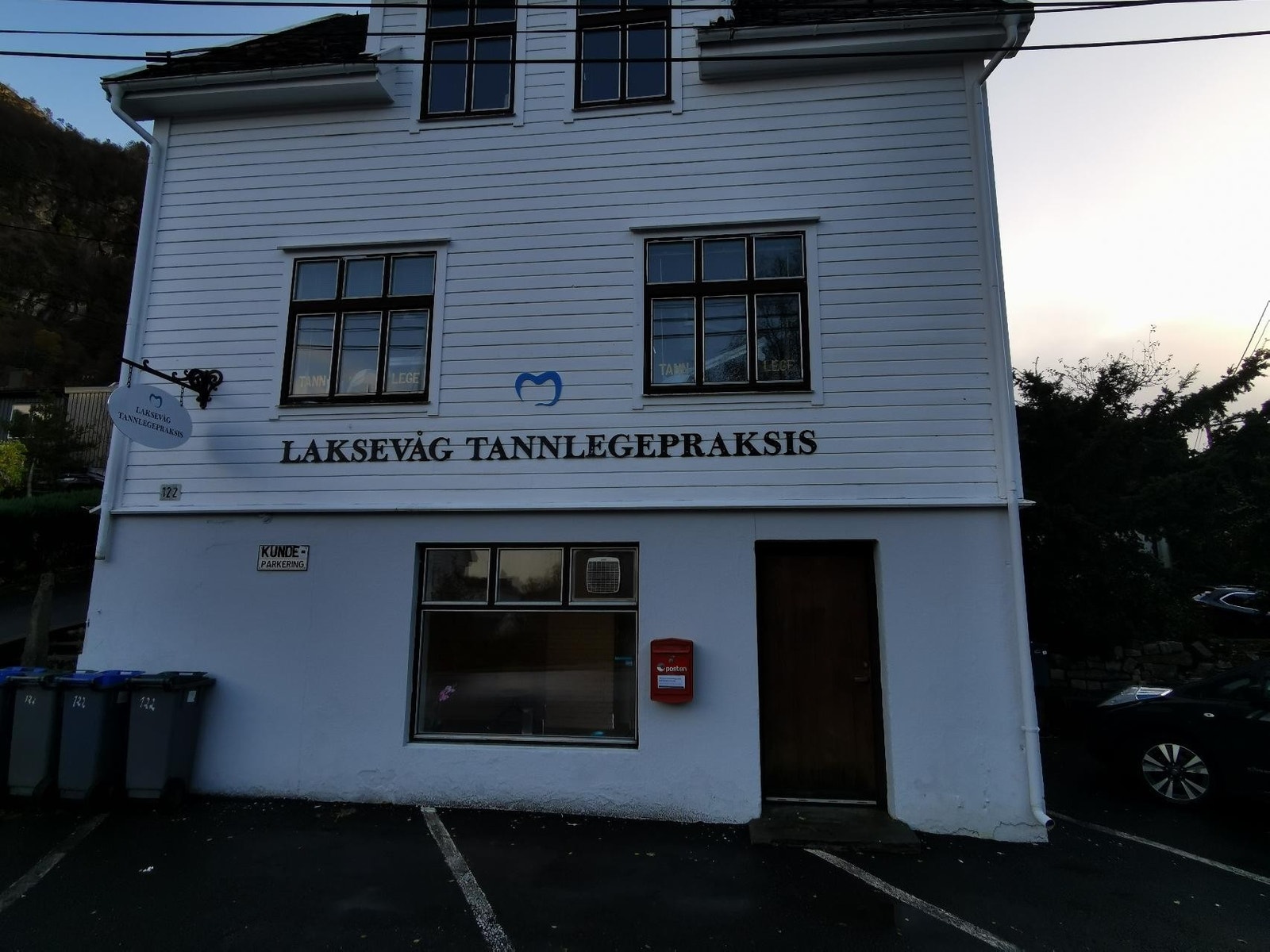 Fasade + parkering + inngang Galleribilde