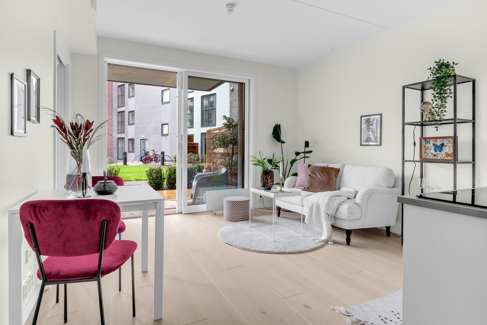 Meget tiltaende stue med store vindusflater og adkomst til markterrassen som gjør rommet ekstra lyst og luftig Galleribilde