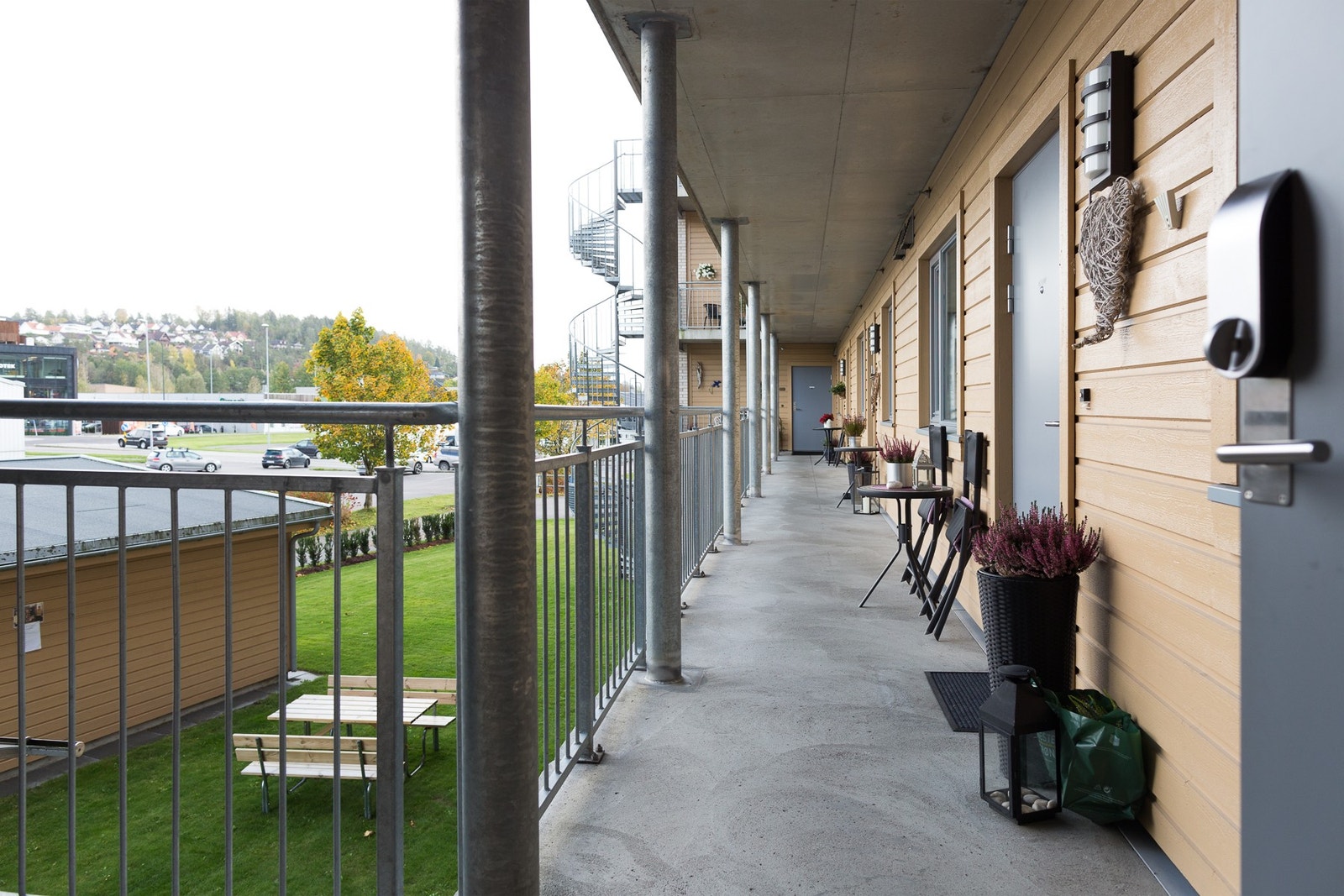 Svalegang sett fra utgangsdør Galleribilde