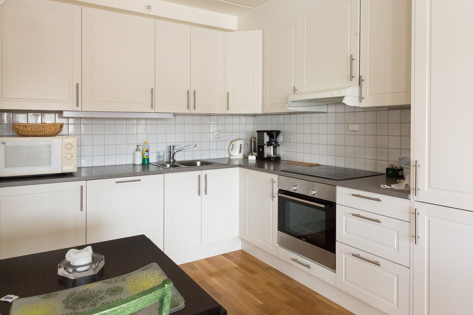 Kjøkken med integrerte hvitevarer Galleribilde