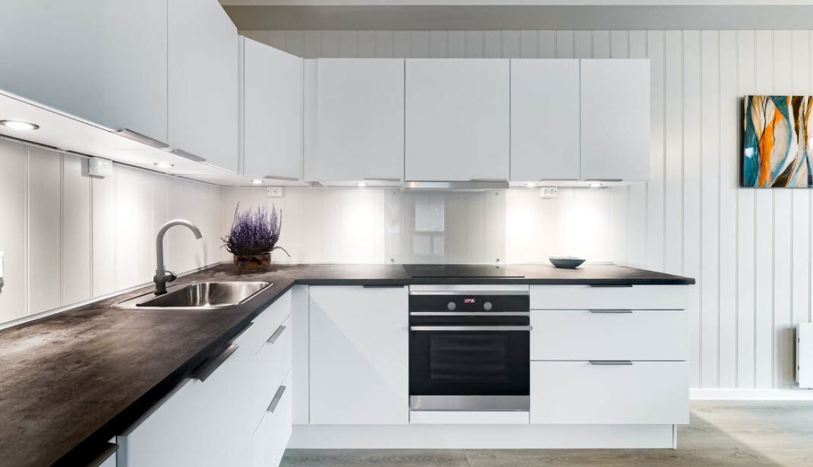 Nytt kjøkken med nye hvitevarer og komfyr Galleribilde