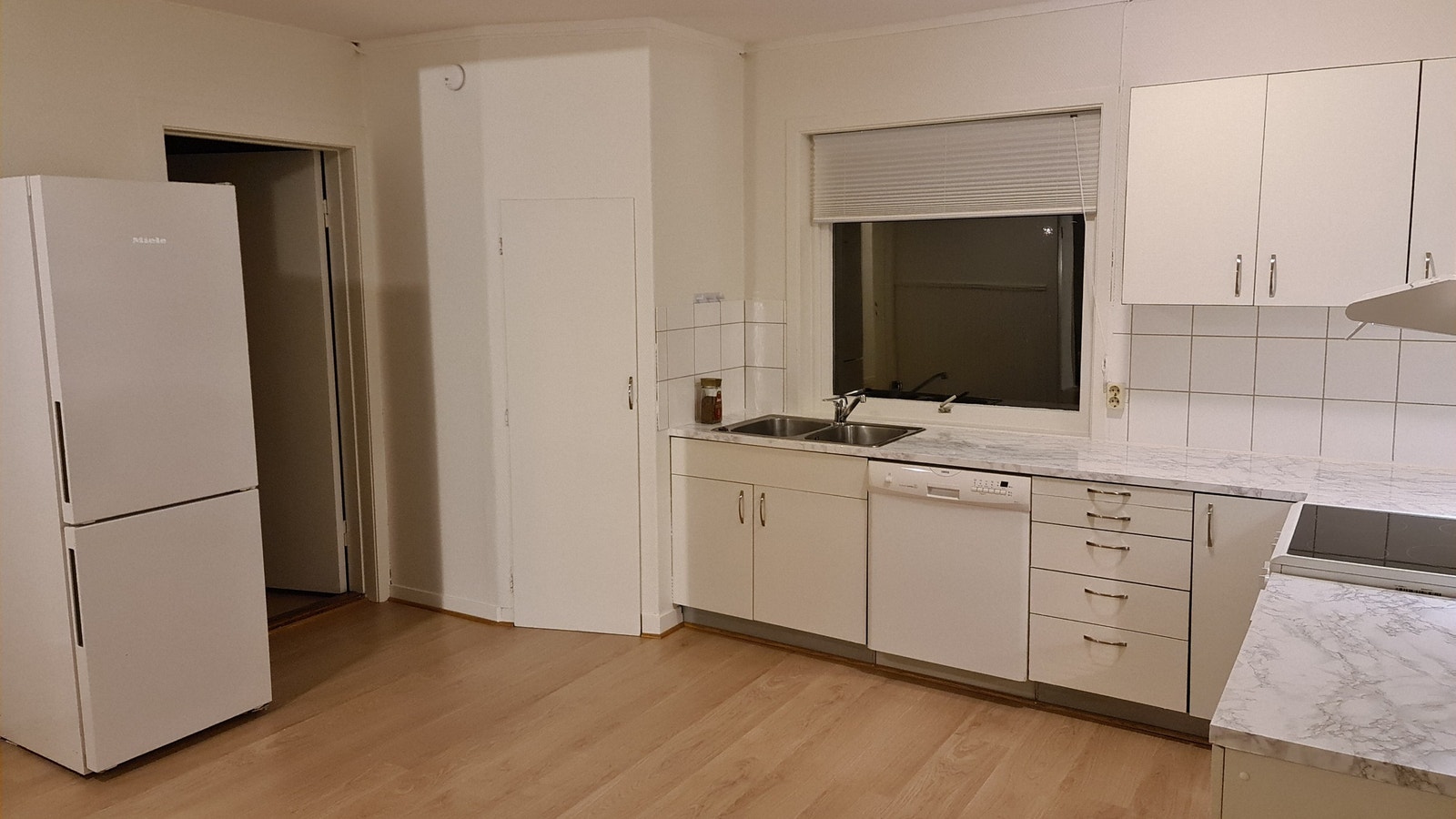 Kjøkken, oppvaskmaskin og kjøl/frys Galleribilde