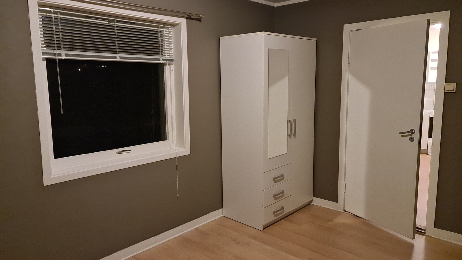 Soverom 1 med garderobeskap og persienne og gardinstang Galleribilde