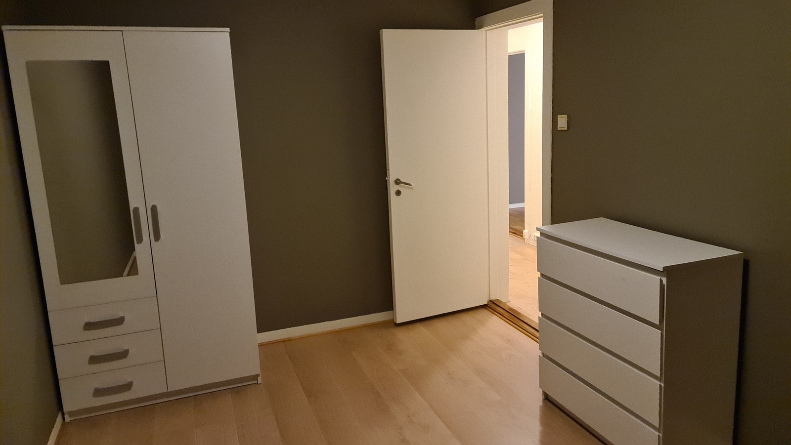 Soverom 2 med garderobeskap og kommode Galleribilde