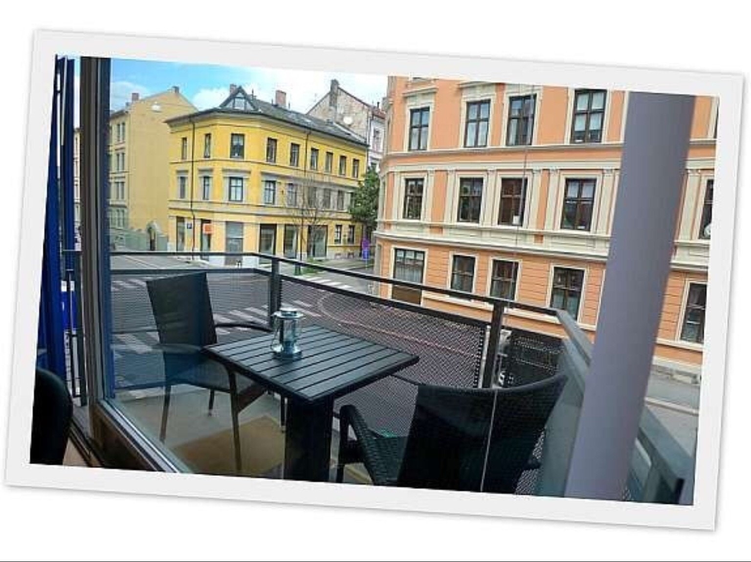 Balkong med frokostsol, vendt mot stille gate. Galleribilde