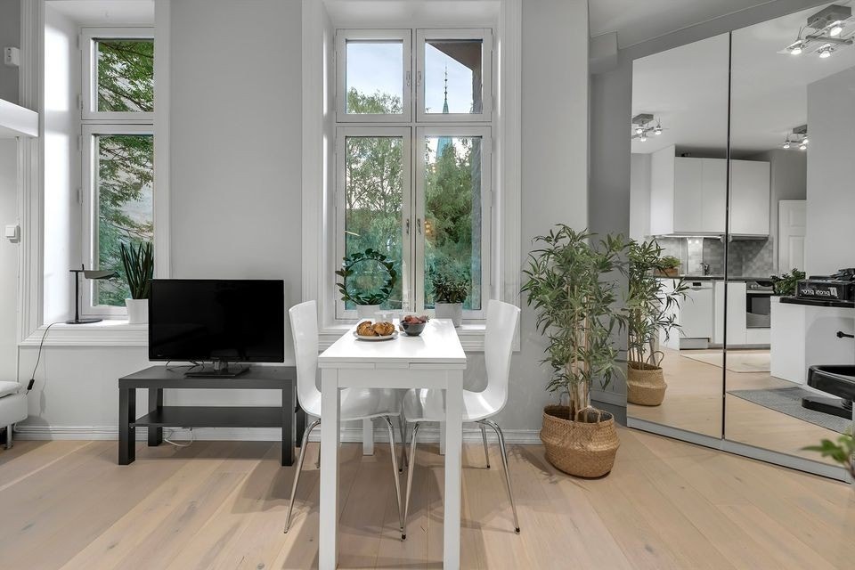 Store vinduer som slipper inn mye lys, og plass til lite spisebord om ønskelig Galleribilde