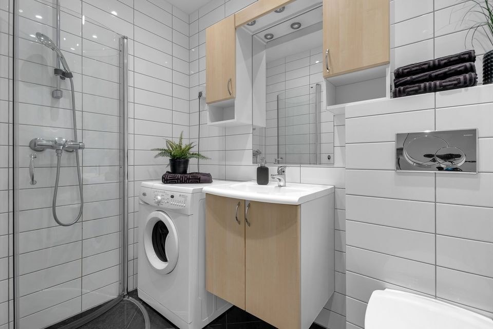 Moderne bad med vaskemaskin Galleribilde