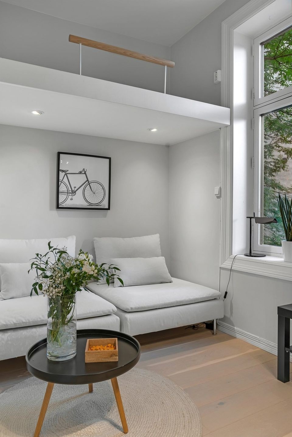 Hems som kan brukes som seng med plass til møblering under Galleribilde