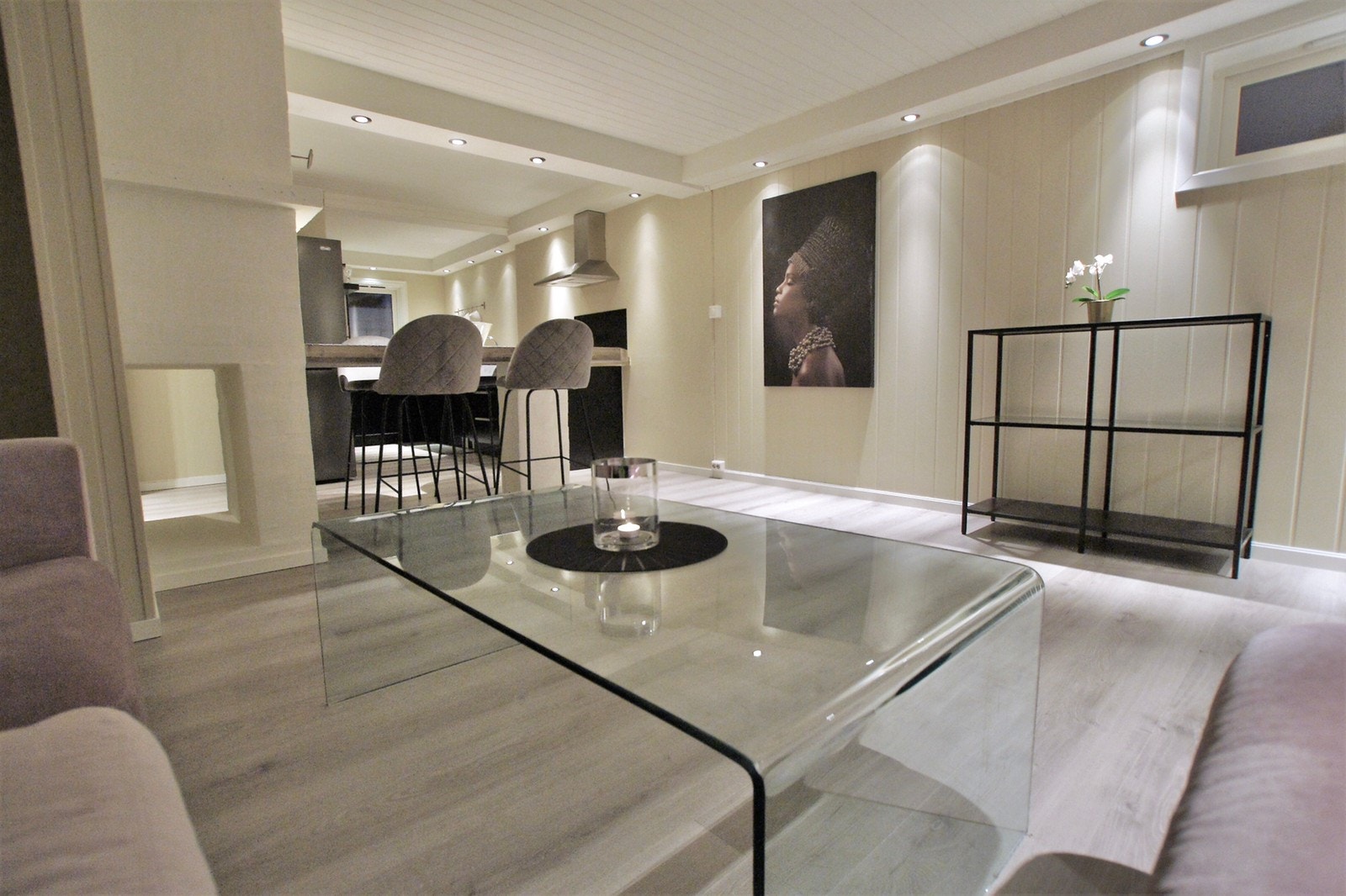 Koselig sofahjørne i stua med god plass til alle, og TV-krok. Galleribilde