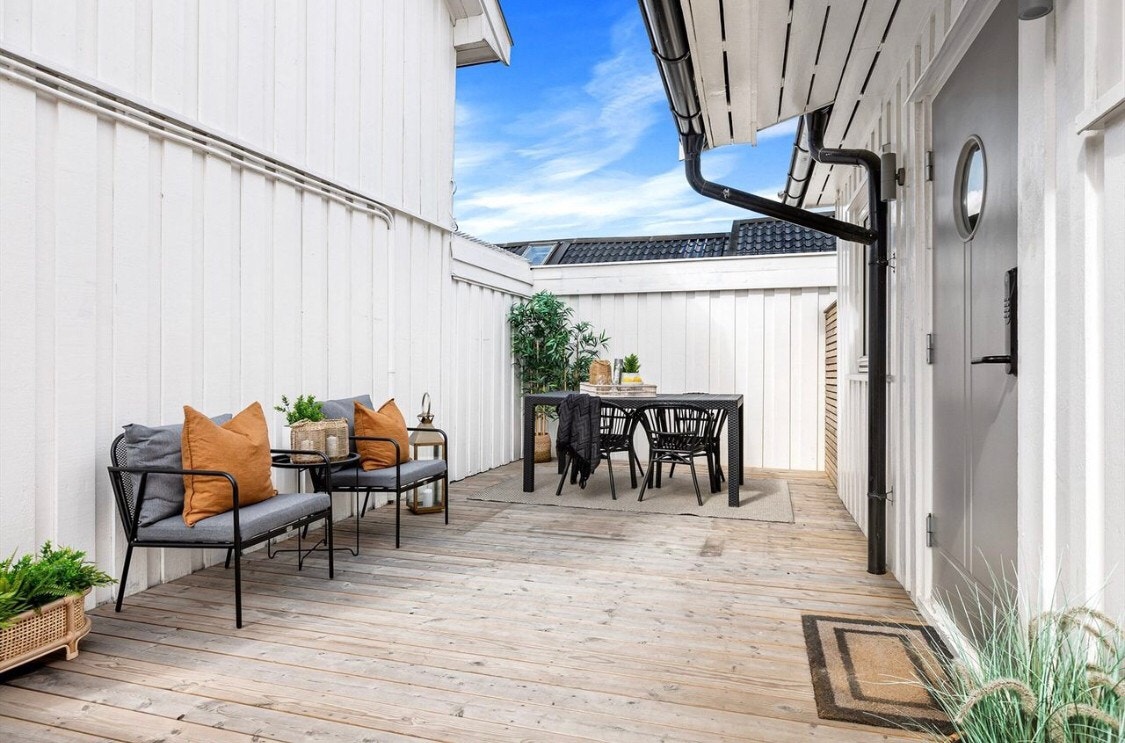 Terrasse for hyggelige jentekvelder. Galleribilde