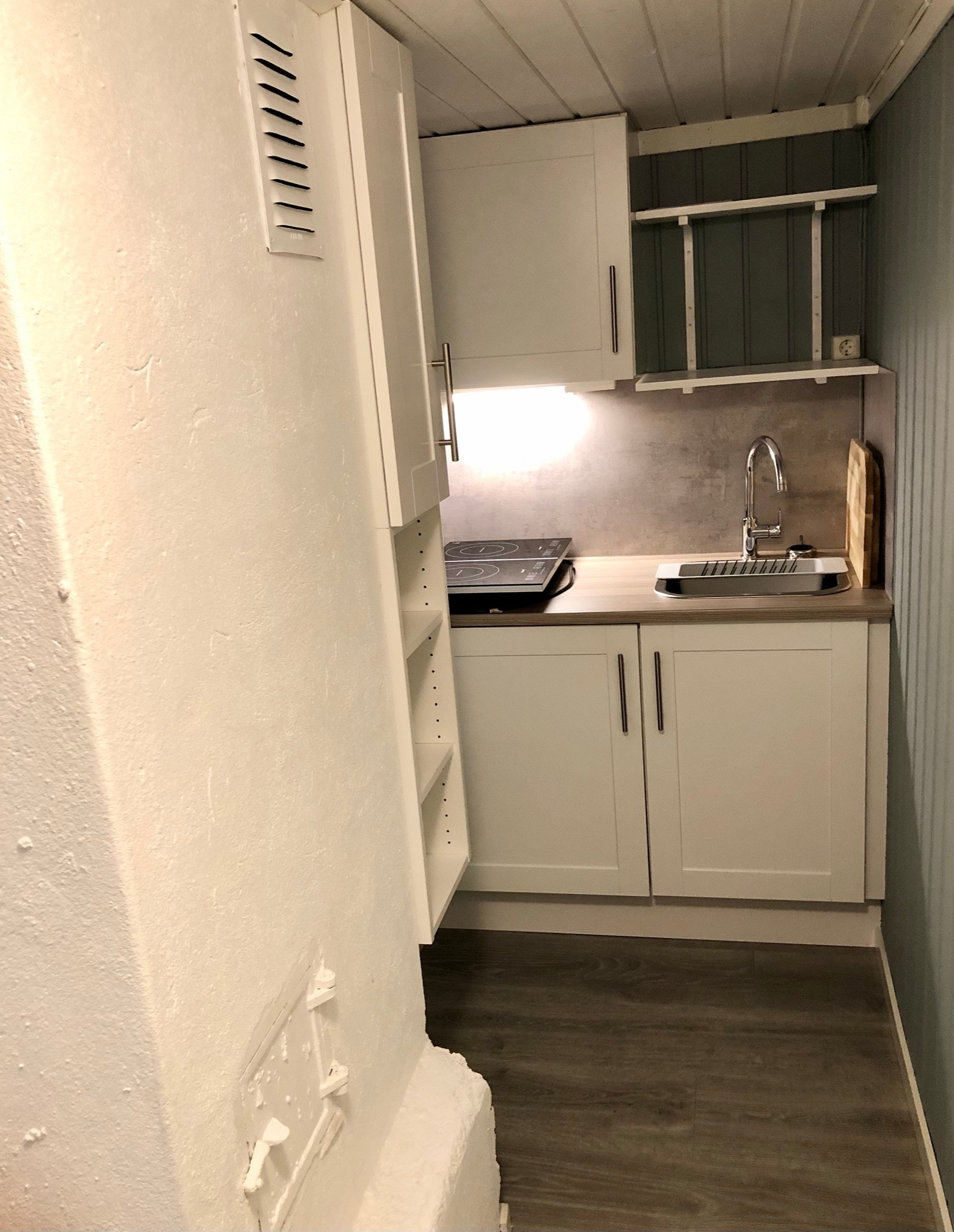 Hybelkjøkken med koketopp og kjøleskap Galleribilde