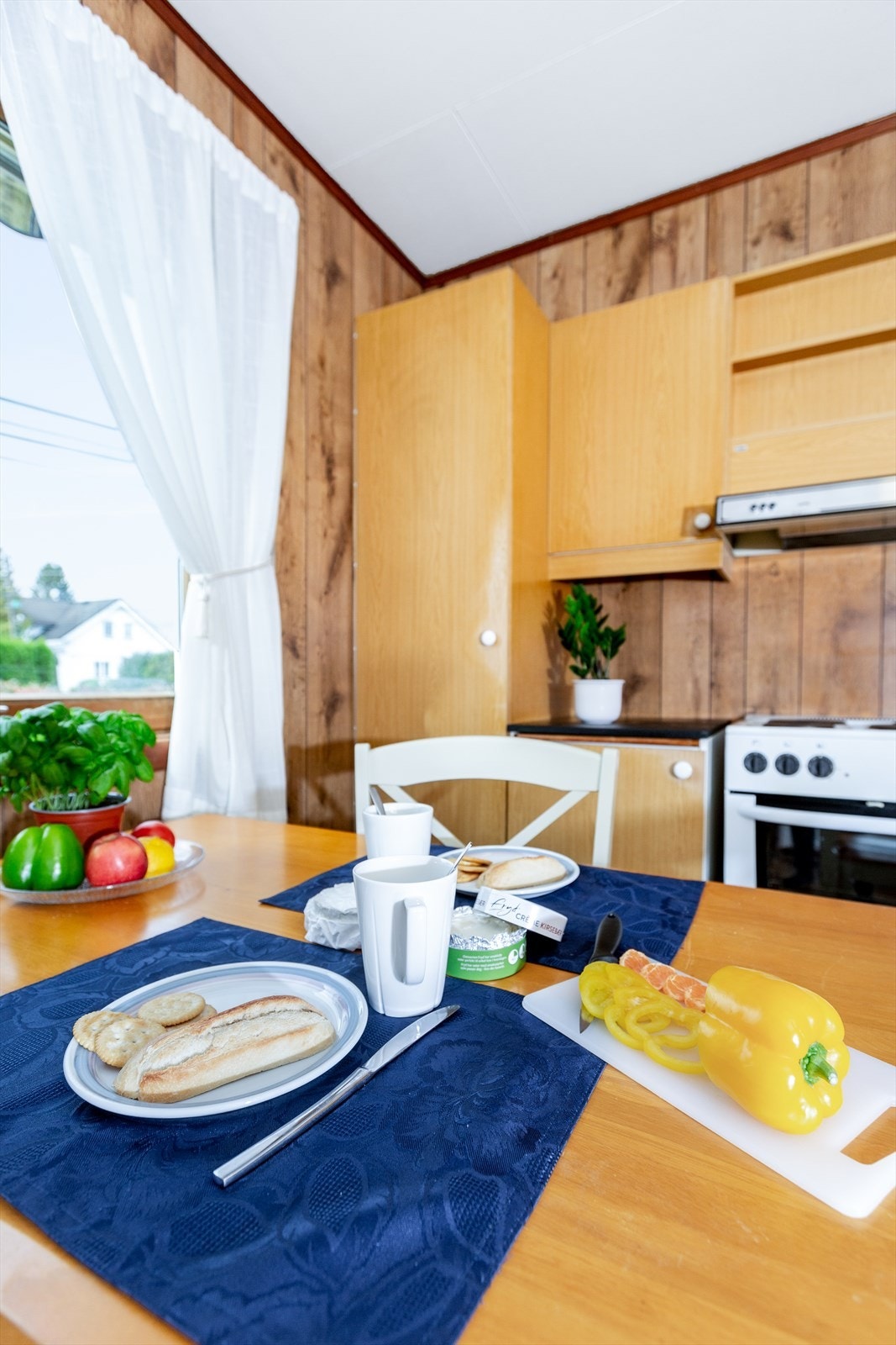 Hyggelig spiseplass ved vinduet. Galleribilde