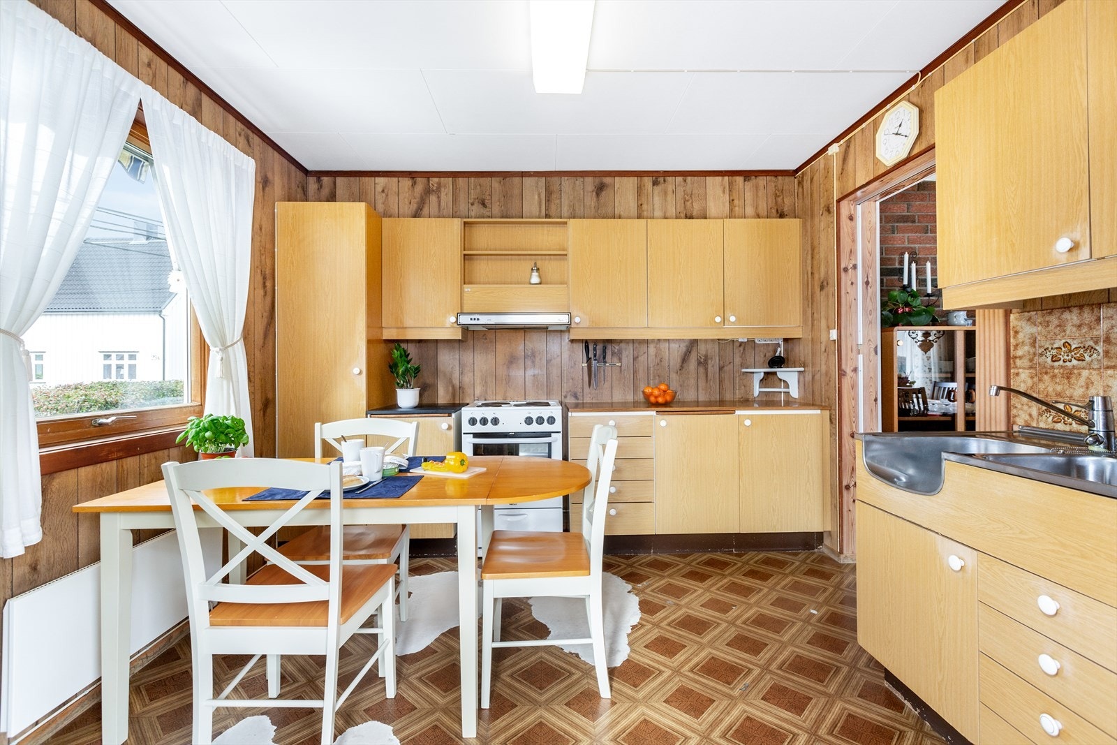 Kjøkkenet er eldre med malte slette fronter. Galleribilde