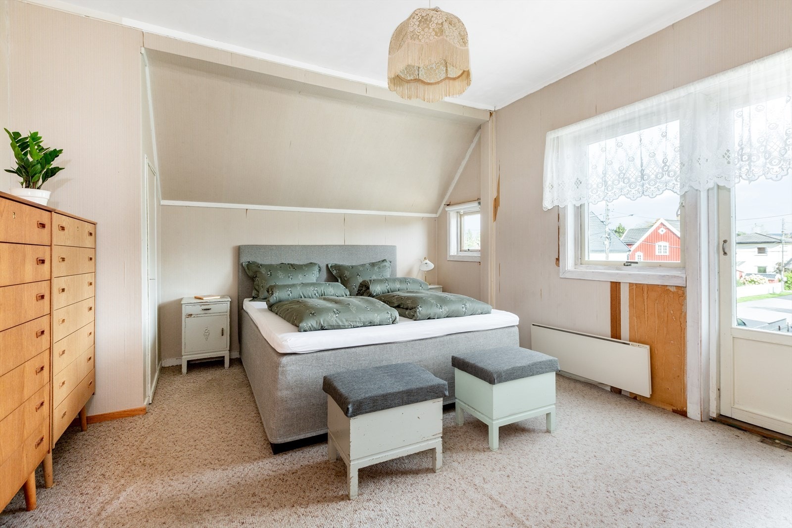 Romslig soverom med balkongdør. Her har det tidligere vært en koselig balkong. Den er revet og det er ikke gjerde. Galleribilde