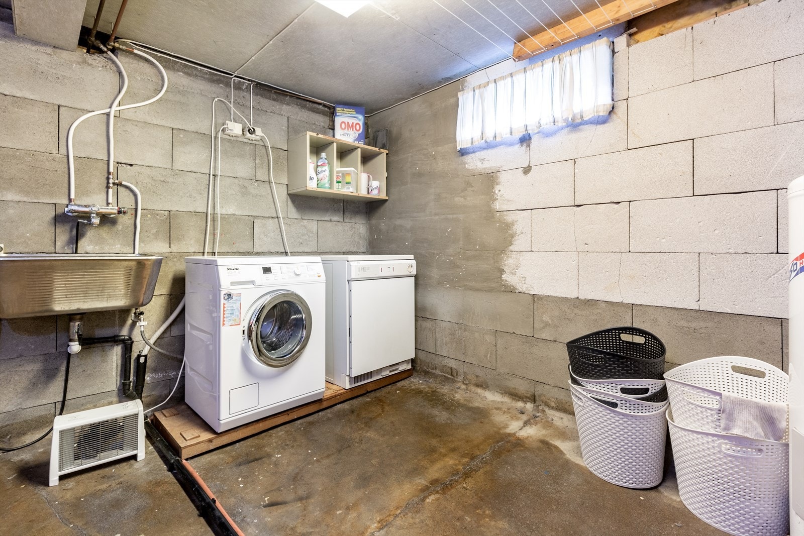 Det er kjeller under ca. halve eiendommen med vaskerom og lagringsplass. Galleribilde