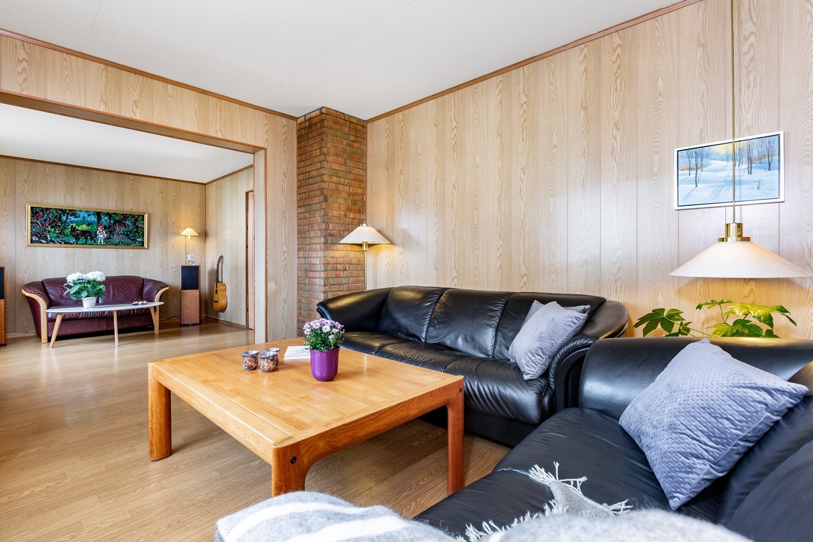 Boligen har i dag 3 stuer og kjøkken i 1.etasje. Her er mulighetene mange for å få en mer moderne og åpen løsning. Galleribilde