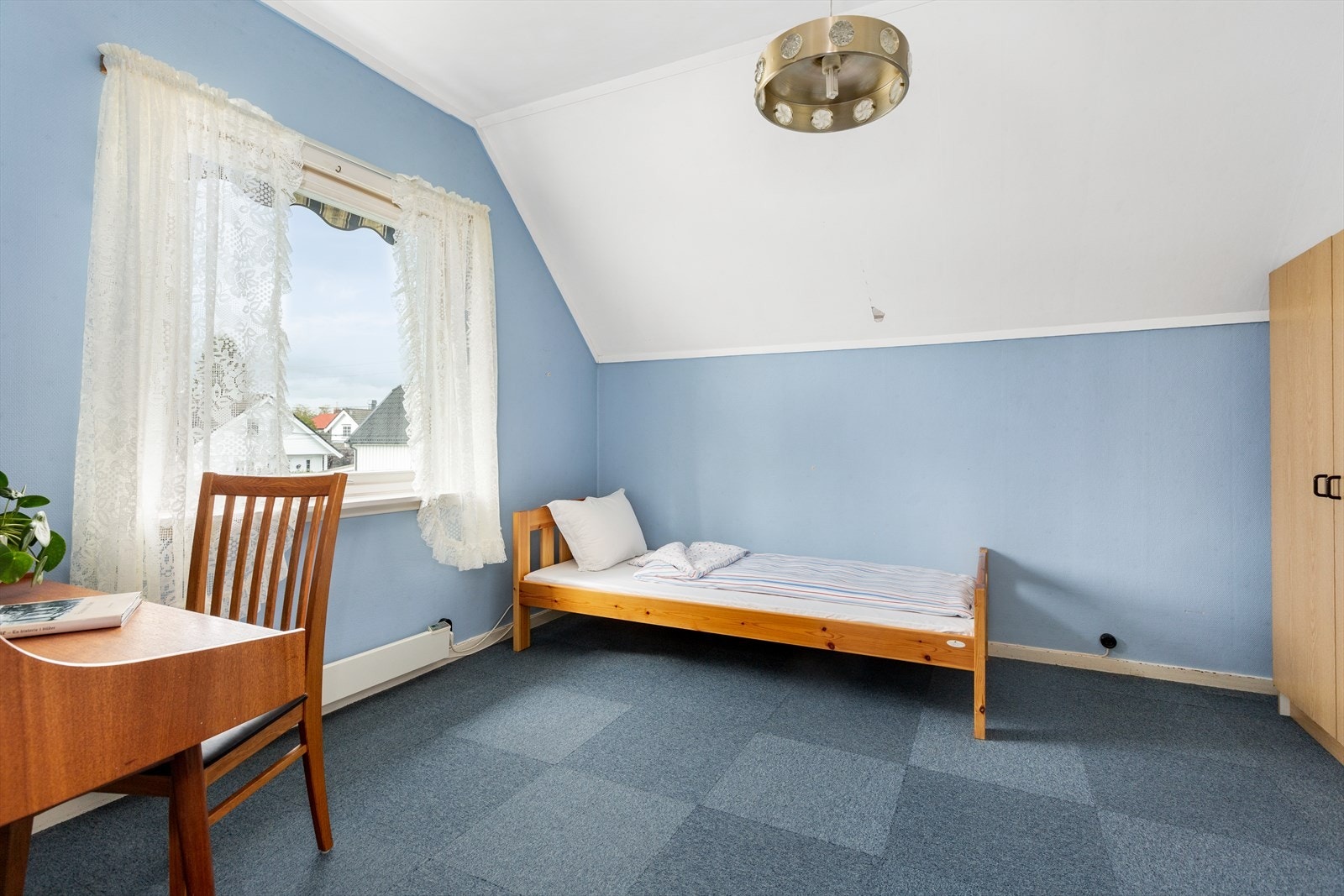 Soverom med vindu som gir en god romfølelse. Galleribilde