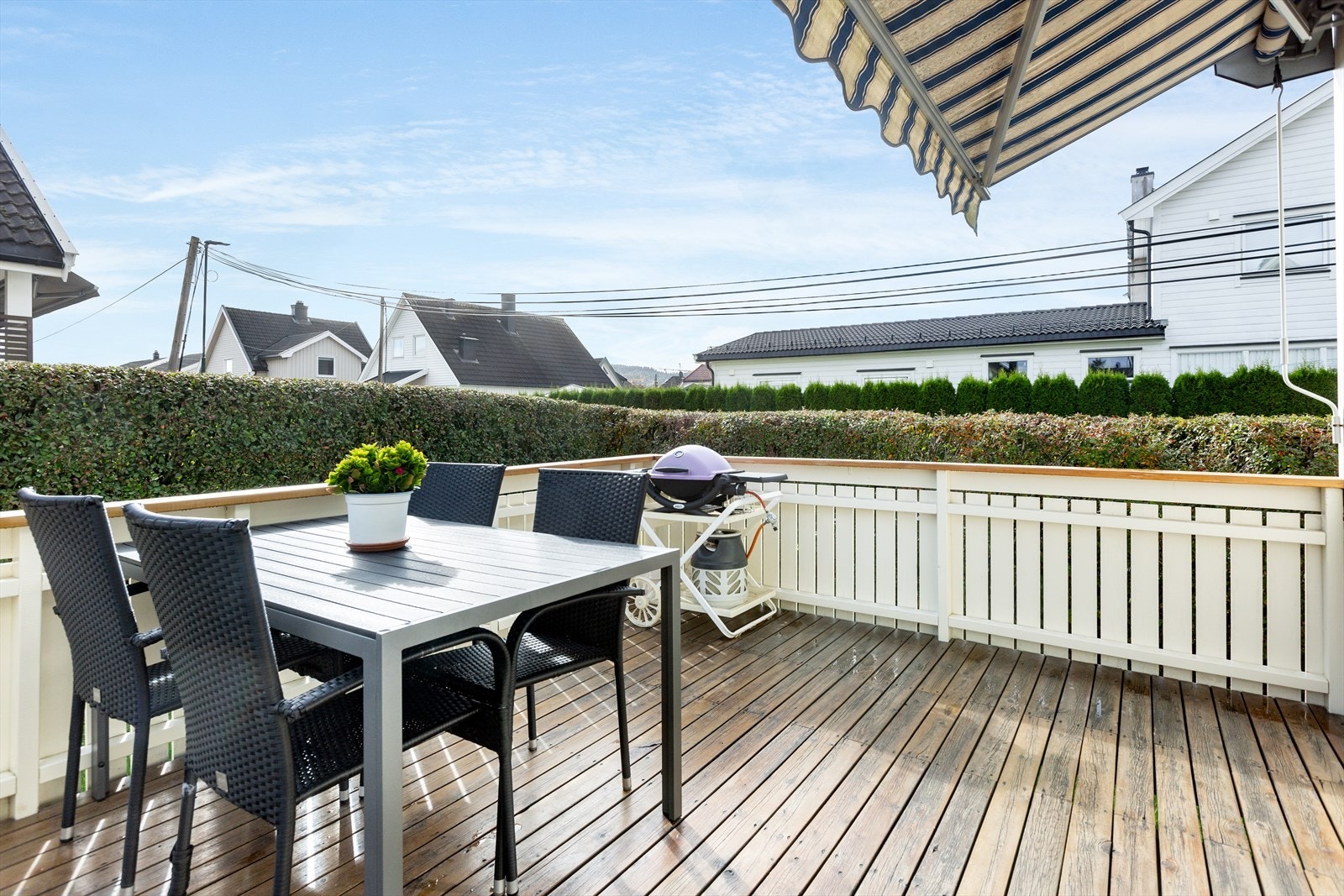 Boligen har akkurat passe store uteområder for de som ønsker det enkelt. Galleribilde