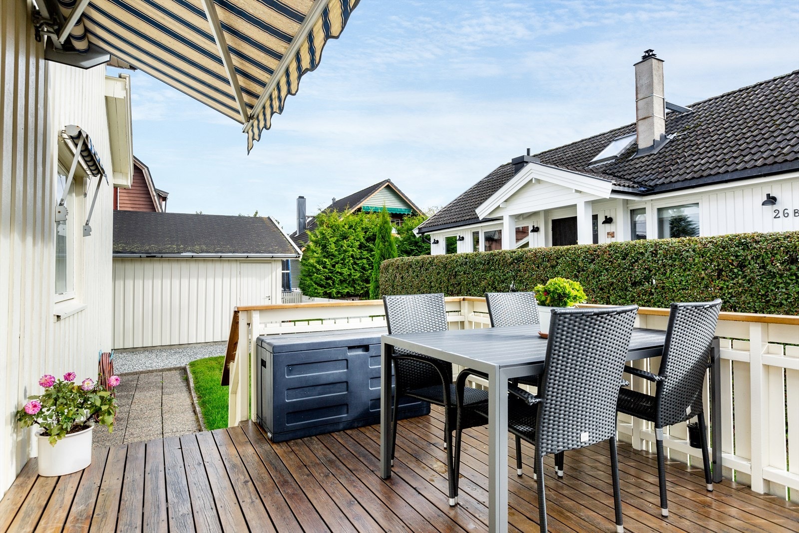 En koselig og solrik terrasse på ca. 13 kvm med utgang fra kjøkkenet. Galleribilde