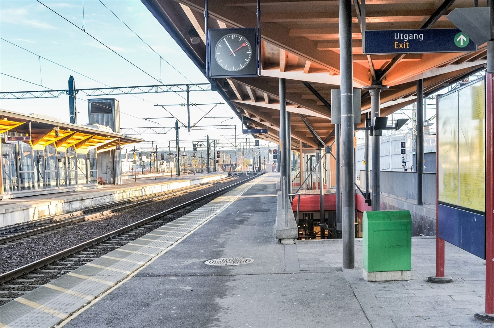 Det er ca. 15 minutters gange til tog, som tar deg videre til Oslo og Gardermoen. Galleribilde