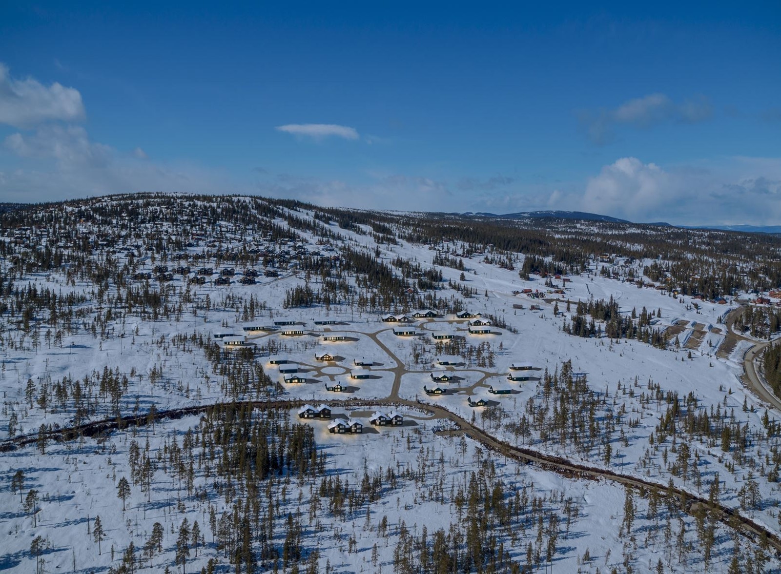 Tomtefeltet ligger flott til på Budor med skiløyper og alpinanlegg rett ved. Galleribilde