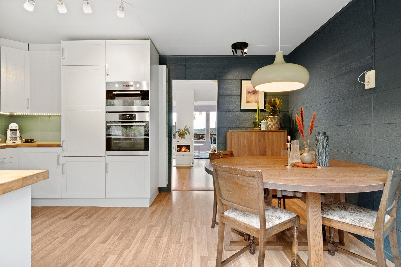 I tilknytning til kjøkken er det plass til separat spisebord Galleribilde