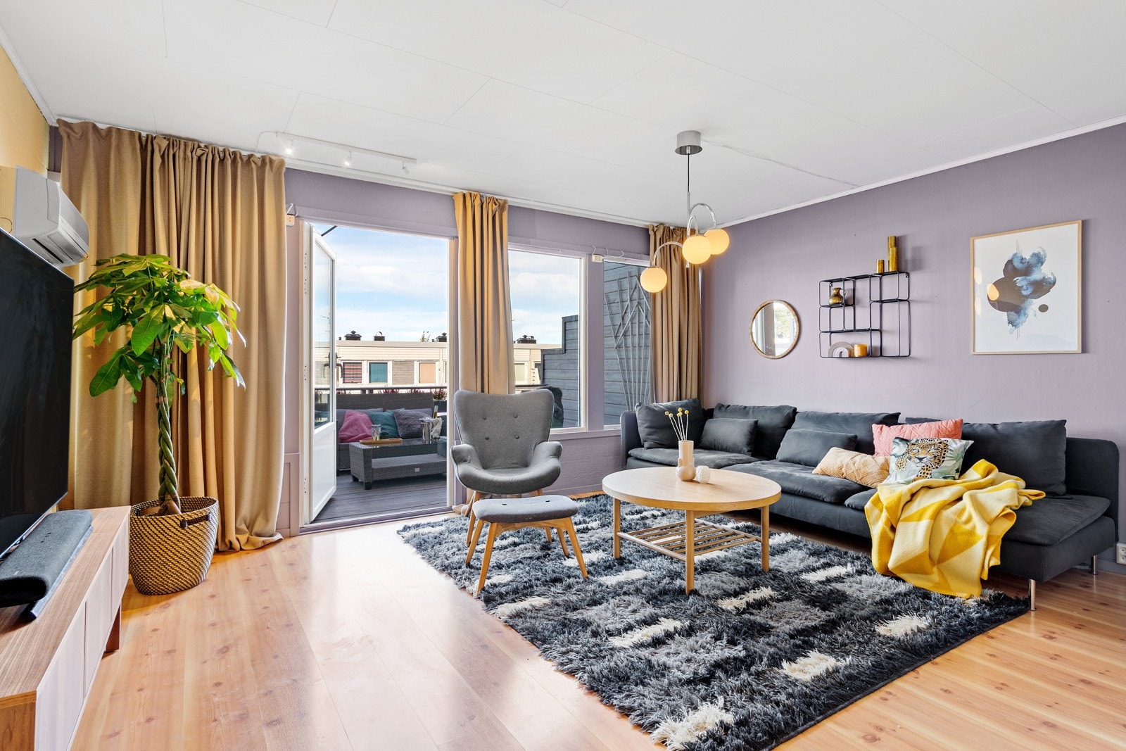 Stuen er på hele 32,5 m² med store vindusflater som setter et lyst og luftig preg på rommet Galleribilde