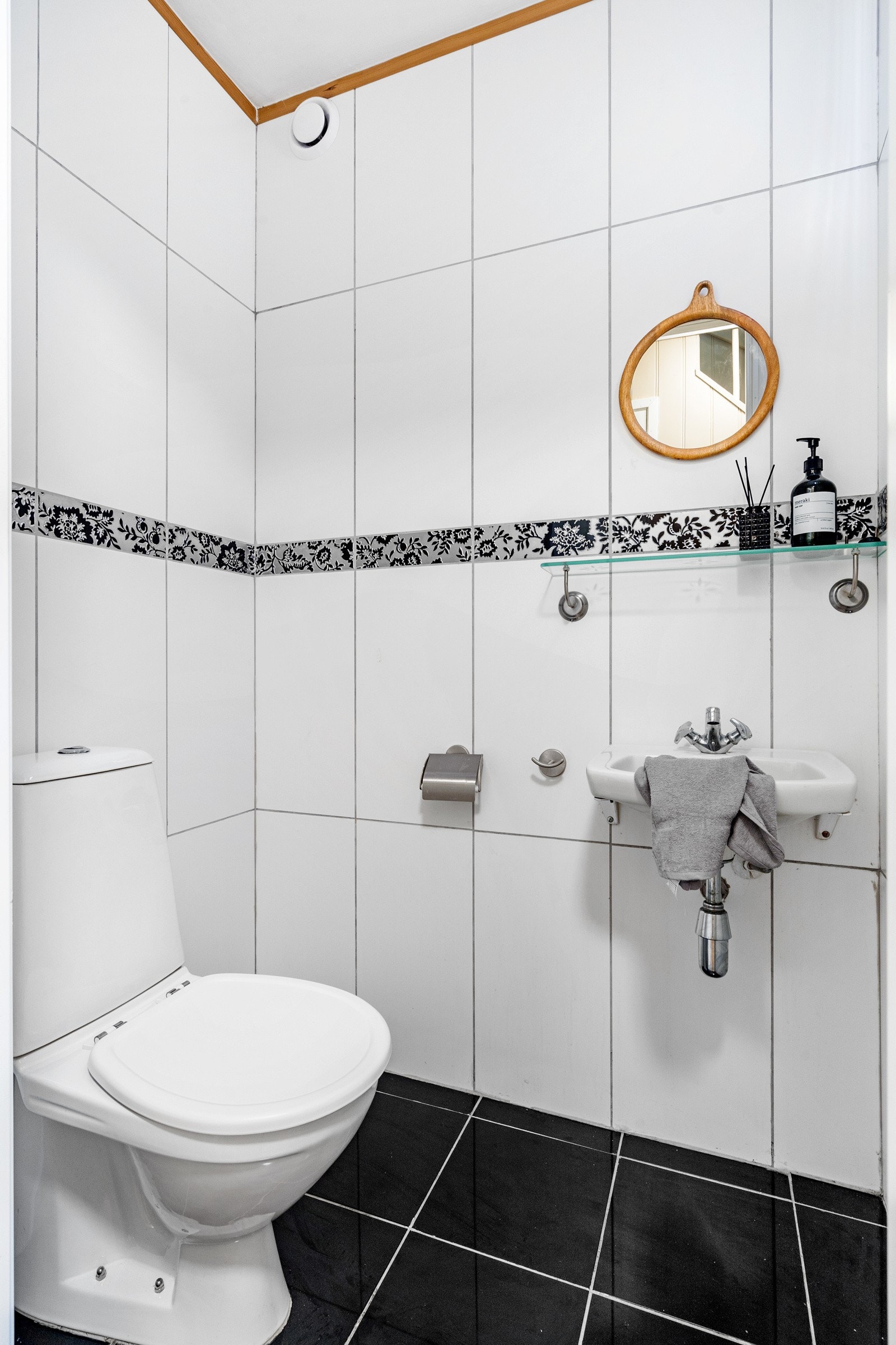 Flislagt toalettrom i sokkelen som er vurdert til TG1 av tasktmann Galleribilde