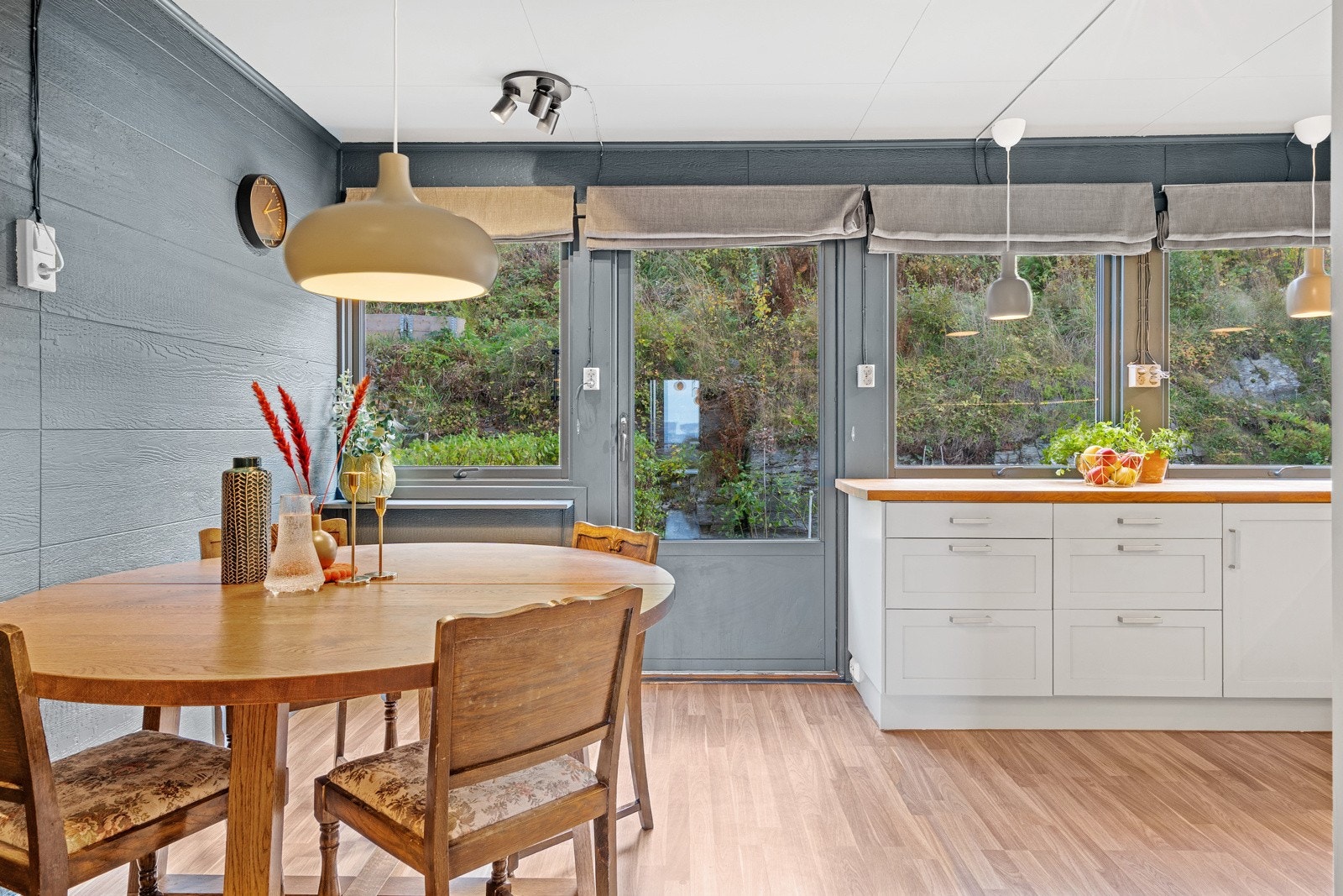 Flott, adskilt kjøkken på 15,5 m² med direkte adgang til egen hage Galleribilde