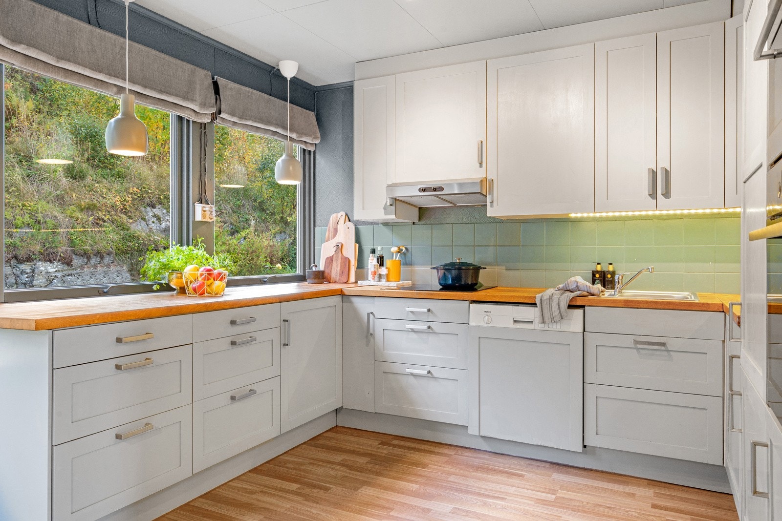 Kjøkkenet har en praktisk utforming for ekstra god benk- og skapplass og er vurdert til TG1 av takstmann Galleribilde