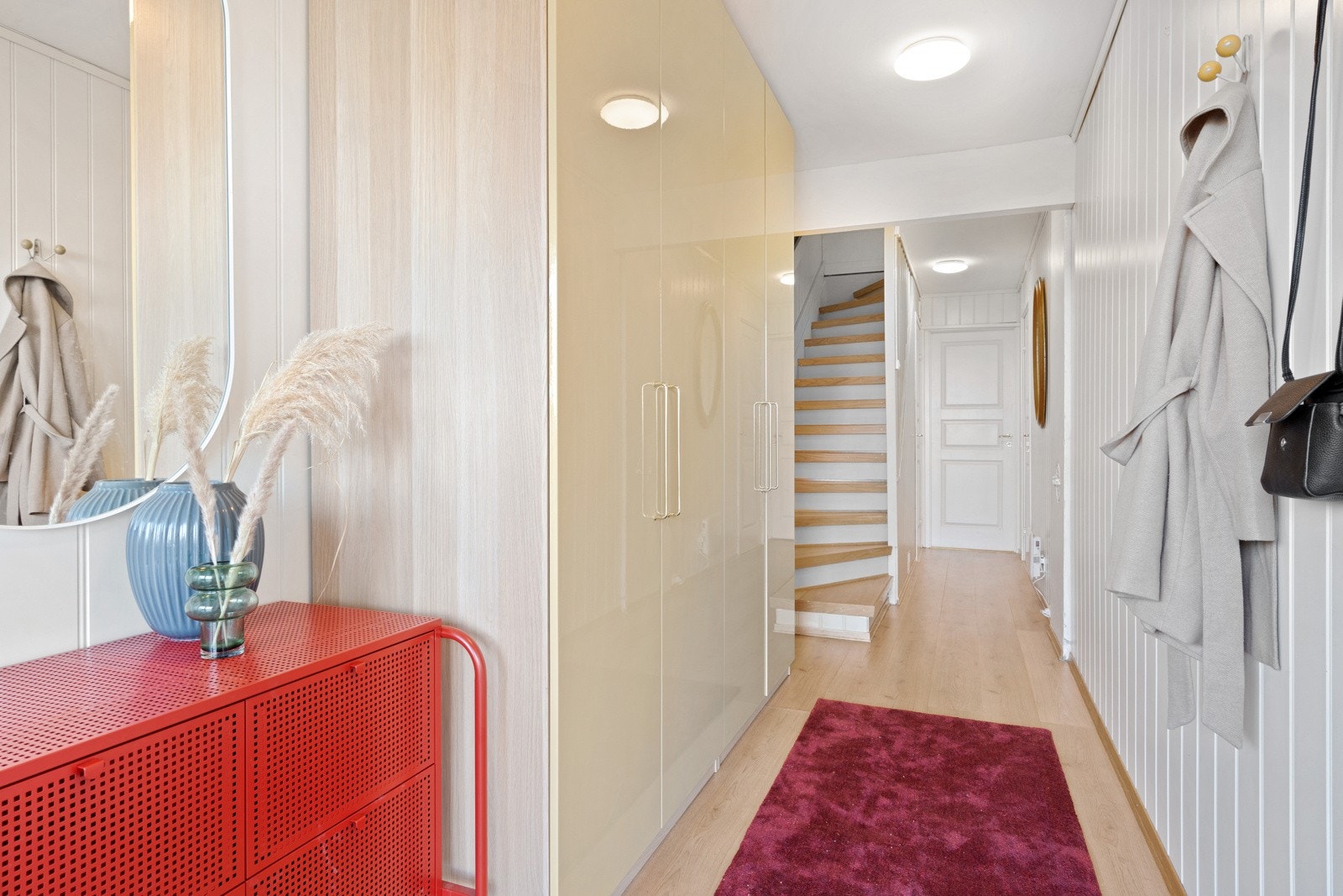 Lyst og innbydende inngangsparti på 12 m² med god plass til oppbevaring av sko- og yttertøy Galleribilde