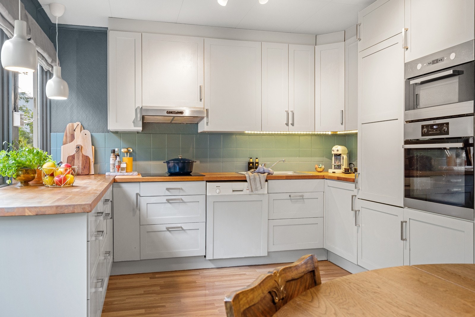 Det er integrerte hvitevarer som stekeovn, mikroovn, kjøleskap, oppvaskmaskin og platetopp som medfølger handelen Galleribilde