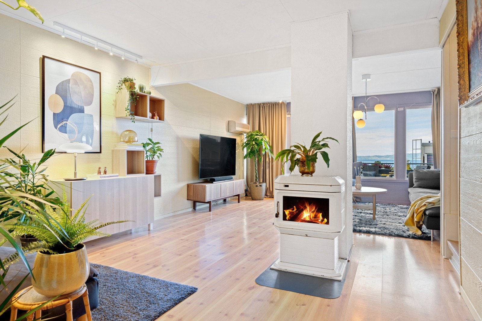 Vedovn i stue for god og økonomisk oppvarming som gir reduserte energikostnader, og en lun atmosfære om vinteren Galleribilde