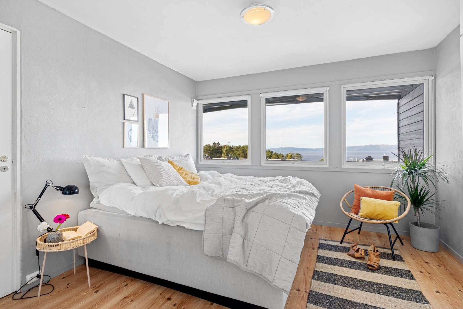 Hovedsoverommet er på 12 m² med god plass til dobbeltseng og tilhørende møblement Galleribilde