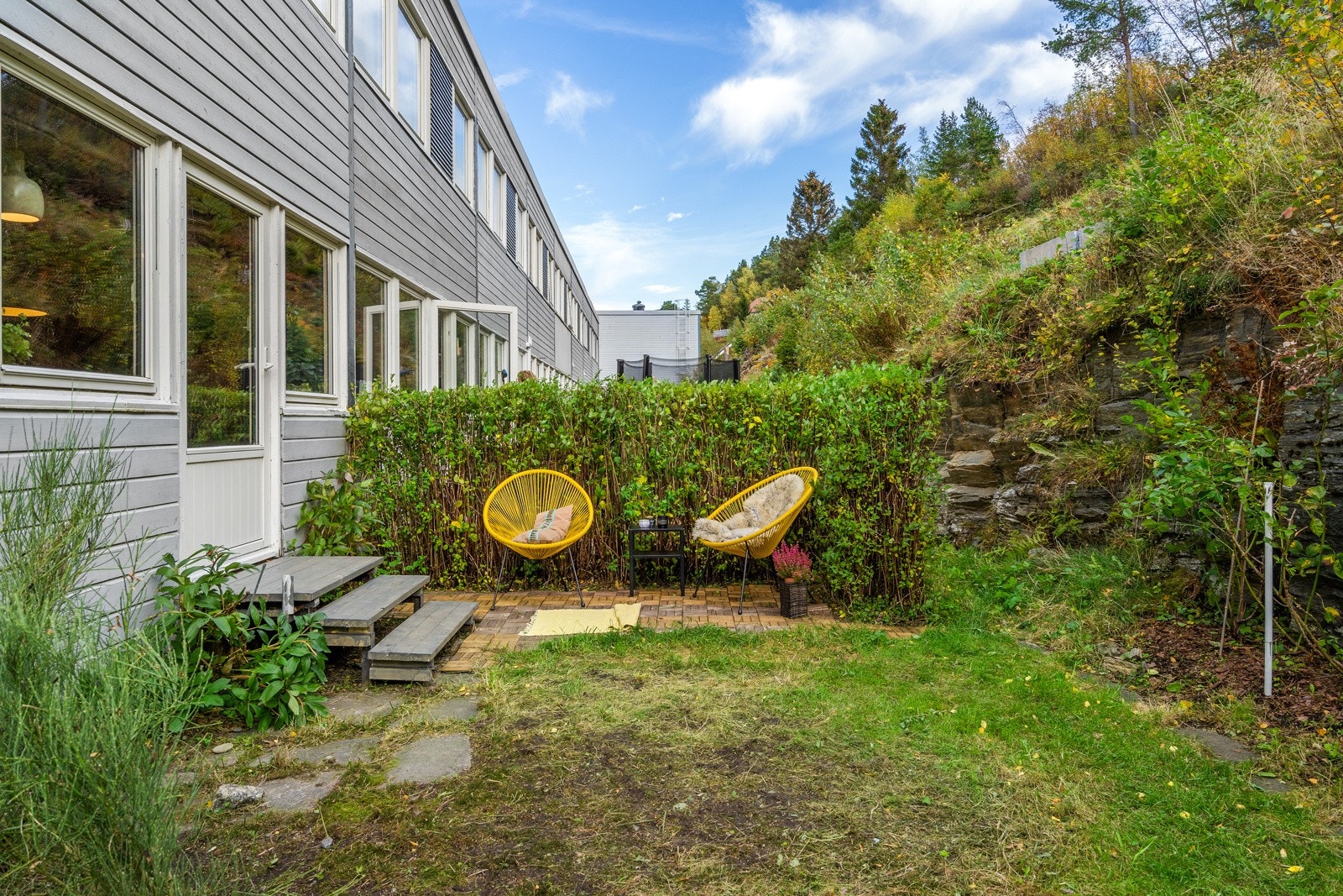 Frodig hageflekk i bakkant av huset Galleribilde